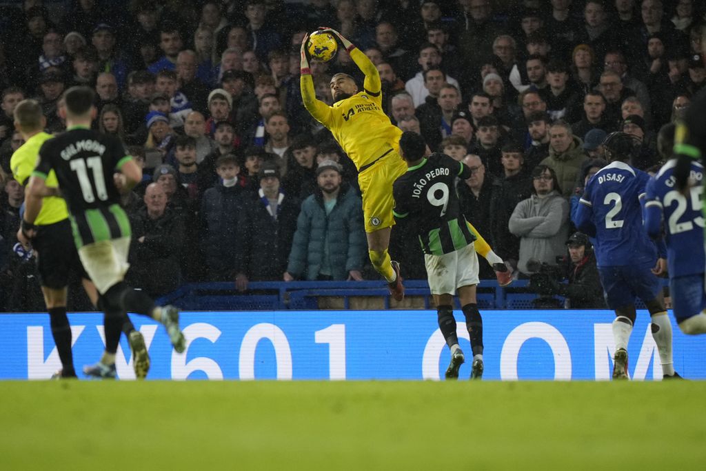 Kiper Chelsea, Robert Sanchez, menangkap bola saat laga lawan Brighton, Minggu (3/12/2023) malam WIB.