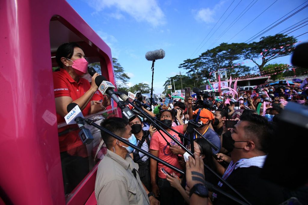 Wakil Presiden Filipina, yang menjadi kandidat calon presiden dari kubu oposisi, Leni Robredo (kiri), berbicara dari dalam truk saat berkampanye di kota Libamanan, Provinsi Camarines Sur, selatan Manila, Filipina, Selasa (8/2/2022). 