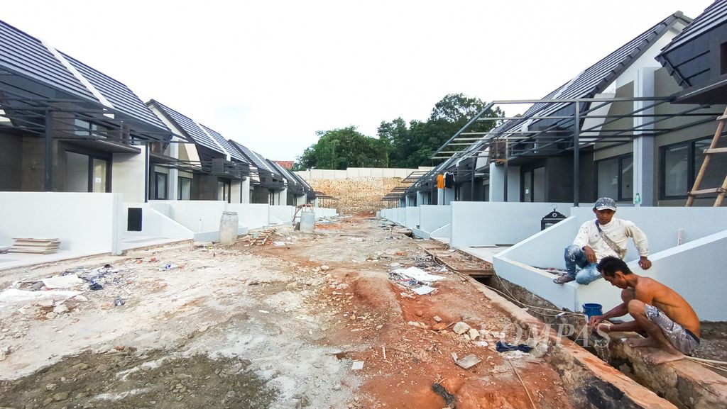 Buruh bangunan beristirahat setelah seharian mengerjakan pembangunan perumahan baru di kawasan Curug, Depok,Jawa Barat, Rabu (24/1/2024). 