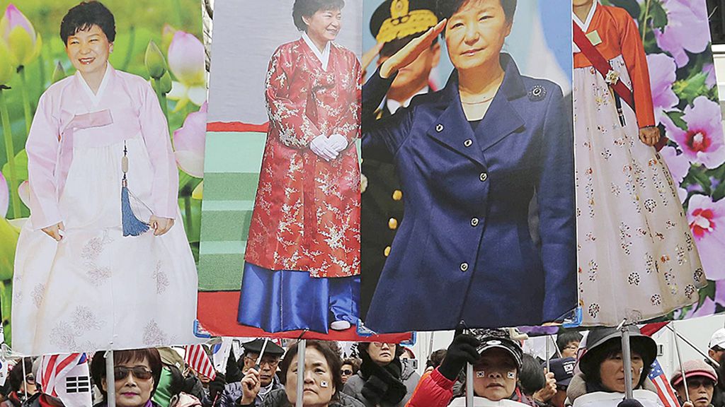 Pendukung  mantan Presiden Korea Selatan Park Geun-hye mengangkat poster foto-foto Park dalam unjuk rasa menuntut pembebasan Park di depan kantor Pengadilan Distrik Seoul Pusat di Seoul, Korsel, Selasa (27/2).  