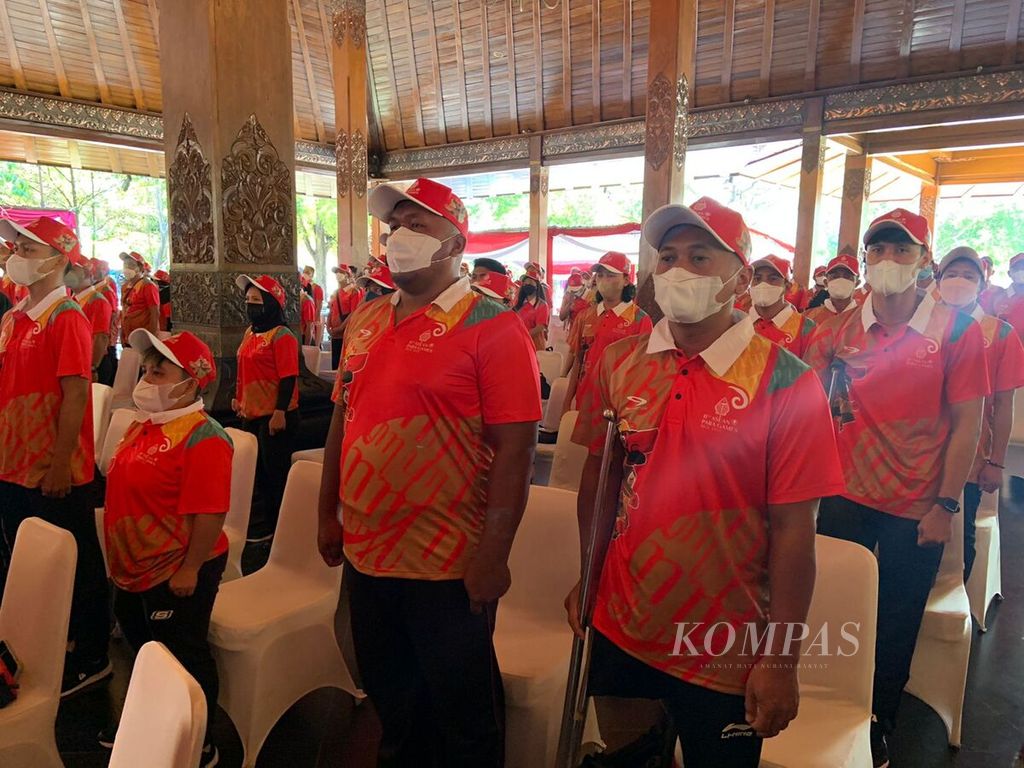 Para kontingen Indonesia untuk ASEAN Para Games 2022 berdiri saat melantunkan lagu Indonesia Raya di Balaikota Surakarta, Senin (25/7/2022) siang. Indonesia menargetkan keluar sebagai juara umum dengan meraih minimal 104 medali emas.