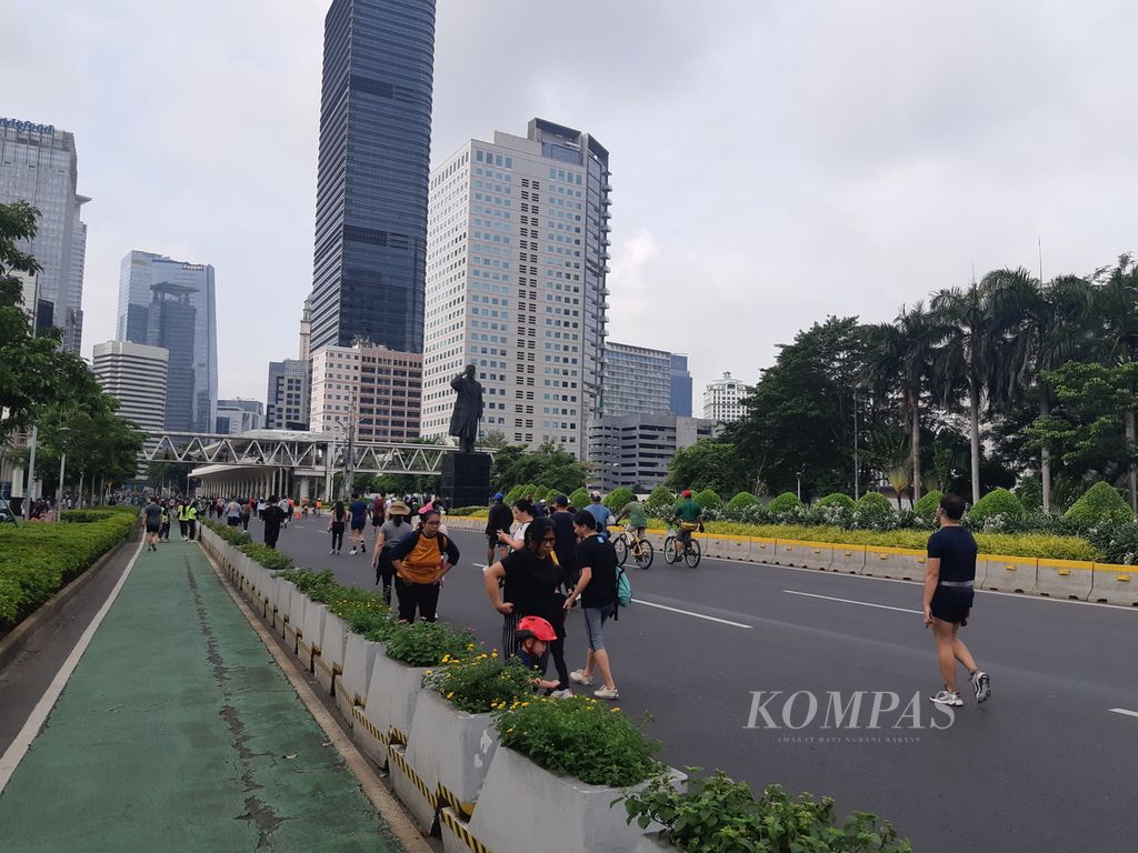Warga Jakarta berolahraga di hari bebas kendaraan bermotor di ruas Jalan Sudirman-Thamrin, DKI Jakarta, Minggu (18/2/2024).