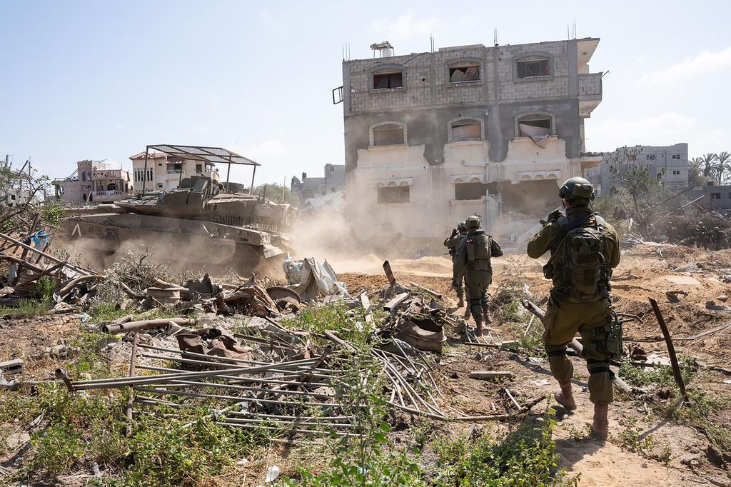 Tentara Israel tengah beroperasi di Jalur Gaza, Kamis (18/4/2024). 