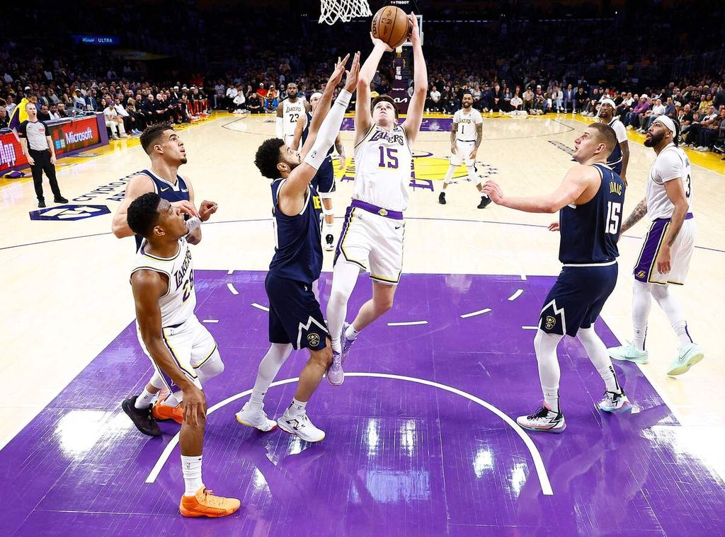 Pebasket Los Angeles Lakers, Austin Reaves, menembakkan bola melewati para pemain Denver Nuggets dalam pertandingan keempat babak pertama <i>playoff</i> Wilayah Barat antara Lakers dan Denver Nuggets di Los Angeles, Minggu (28/4/2024) pagi WIB. 