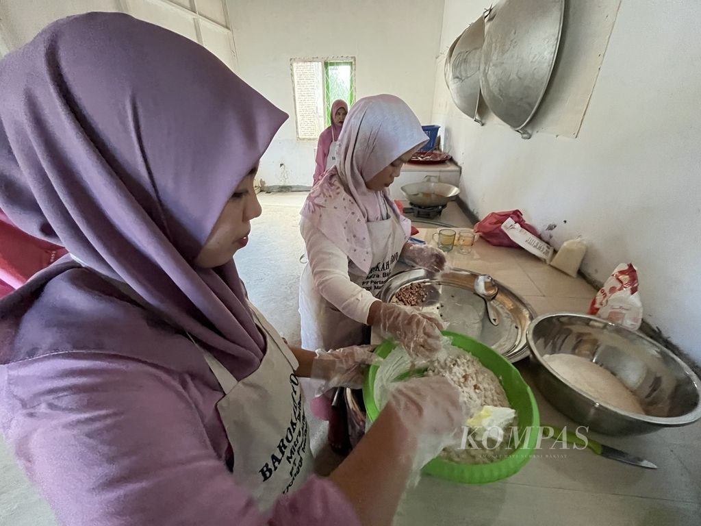 Kelompok ibu-ibu Barokah Food membuat kacang disko di Desa Nonong, Batui, Banggai, Sulawesi Tengah, Sabtu (30/3/2024).
