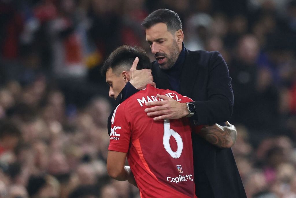 Ruud van Nistelrooy (kanan), manajer interim Manchester United, memeluk pemainnya, bek Lisandro Martinez, saat menghadapi Leicester City pada laga babak 16 besar Piala Liga Inggris di Stadion Old Trafford, Manchester, Inggris, Kamis (31/10/2024) dini hari WIB. MU menang, 5-2.