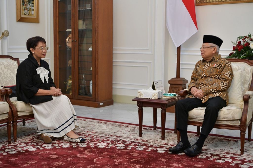 Foreign Minister Retno Marsudi paid a courtesy visit to Vice President Maruf Amin at the Vice Presidential Palace in Jakarta on Wednesday (17/4/2024). While exchanging pleasantries, they discussed Indonesia's stance in continuously supporting Palestine and not establishing diplomatic relations with Israel.