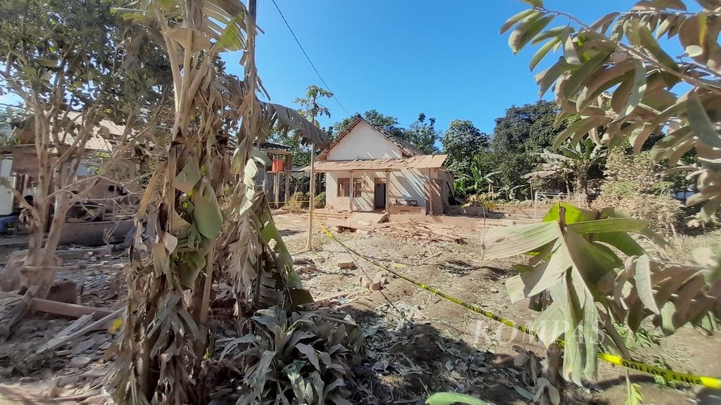Salah satu dari puluhan rumah yang rusak akibat terdampak ledakan yang diduga berasal dari petasan di Desa Karangbendo, Kecamatan Ponggok, Kabupaten Blitar, Jawa Timur, Senin (20/2/2023). 
