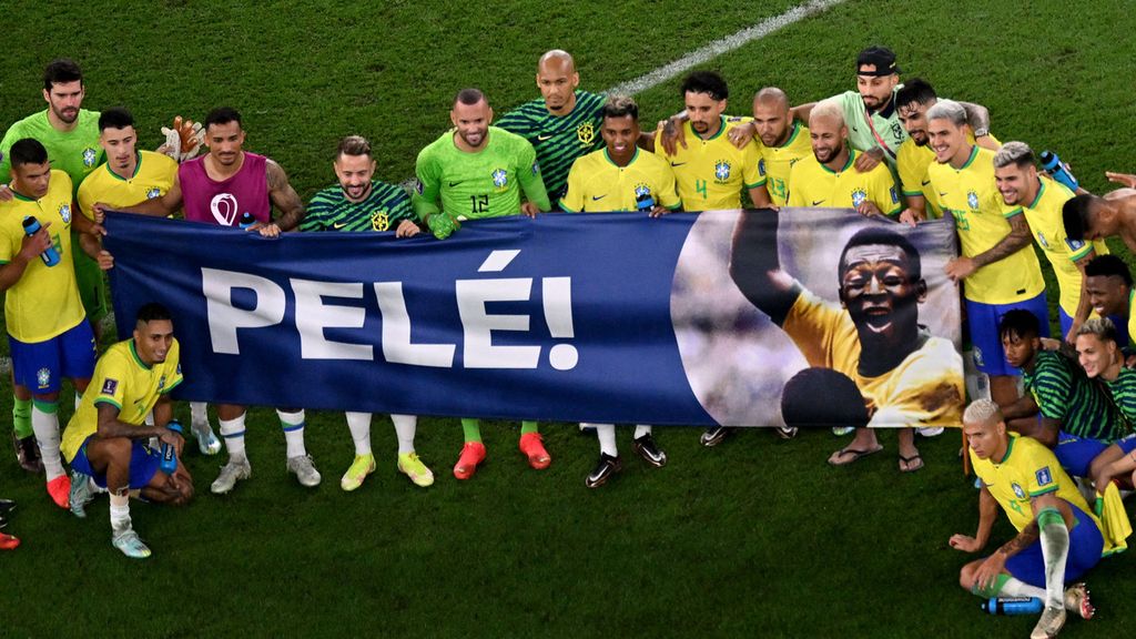 Para pemain Brasil memegang poster yang ditujukan untuk legedanya, Pele, seusai berakhirnya laga versus Korea Selatan pada laga babak 16 besar Piala Dunia Qatar di Stadion 974 di Doha, Qatar, Selasa (6/12/2022) dini hari WIB. Brasil menang telak, 4-1, pada laga itu. 