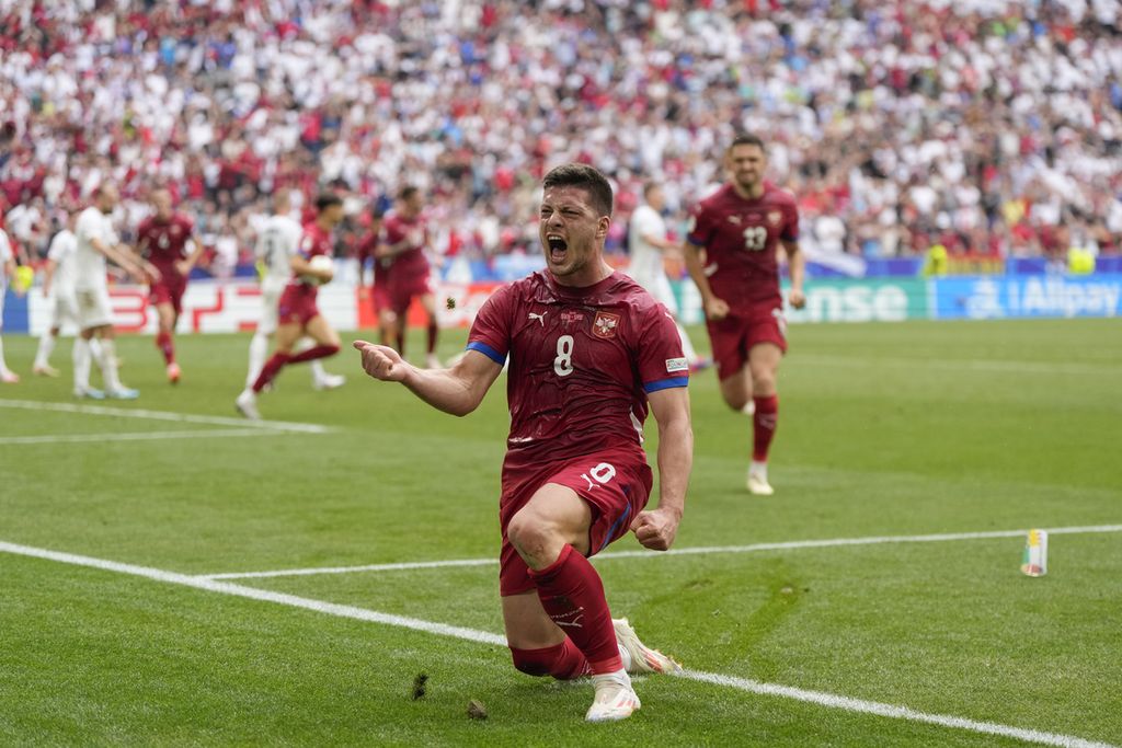 Penyerang Serbia, Luka Jovic, melakukan selebrasi setelah mencetak gol dalam laga Grup C Piala Eropa 2024 antara Slovenia dan Serbia di Muenchen, Jerman, Kamis (20/6/2024).