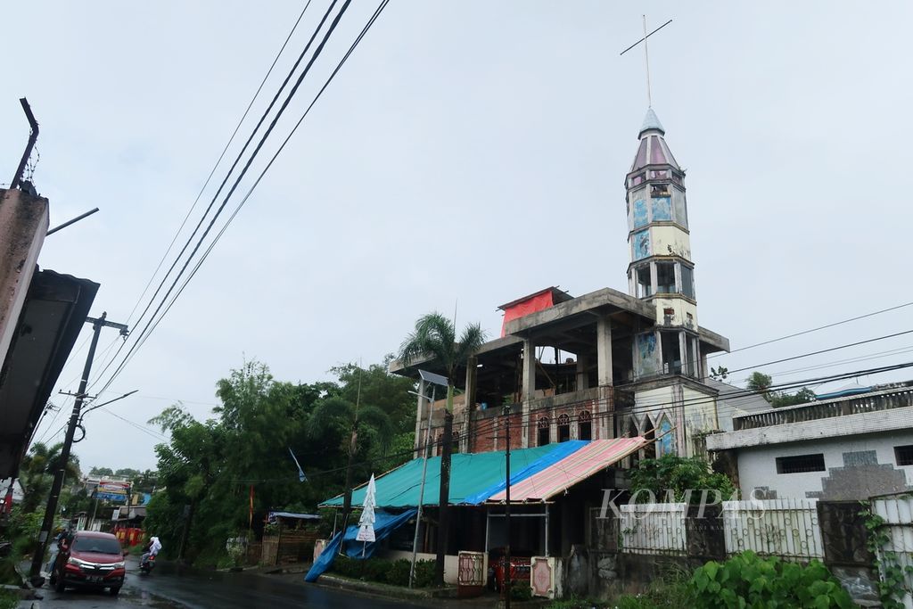 Tampak GMIM Yarden Singkil Kampung Islam di Jalan MH Thamrin, Kecamatan Singkil, Manado, Sulawesi Utara, Rabu (14/12/2022) siang. Gereja ini adalah gereja tertua yang berada di dekat wilayah Kampung Islam. Gereja ini sedang direnovasi untuk perluasan area ibadah, tetapi juga siap untuk menyambut Natal 2022.