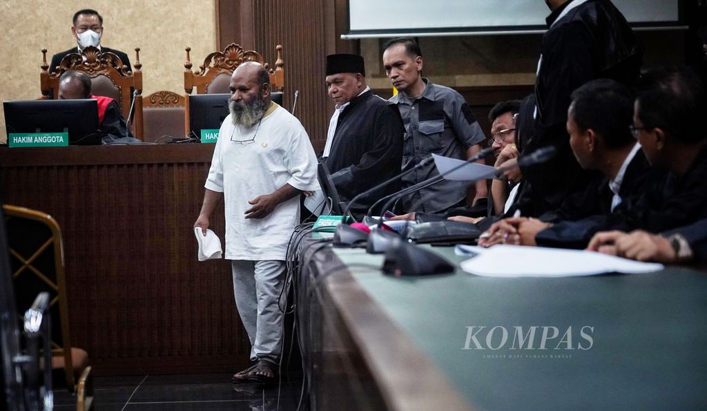 Terdakwa Lukas Enembe berjalan menuju kursi terdakwa di ruang sidang Pengadilan Tipikor Jakarta Pusat, Jakarta, Rabu (6/9/2023). Sidang ini digelar sebagai sidang lanjutan pemeriksaan saksi dan verifikasi bukti kasus korupsi yang menjerat bekas Gubernur Papua itu. 