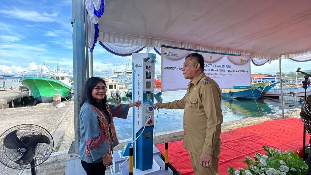 General Manager PLN Unit Induk Wilayah Nusa Tenggara Timur Fintje Lumembang (kiri) bersama Bupati Sikka Robby Idong (kanan) menekan tombol sirene peresmian anjungan listrik mandiri (alma) di Pelabuhan Wuring, Kabupaten Sikka, NTT, Senin (28/11/2022).
