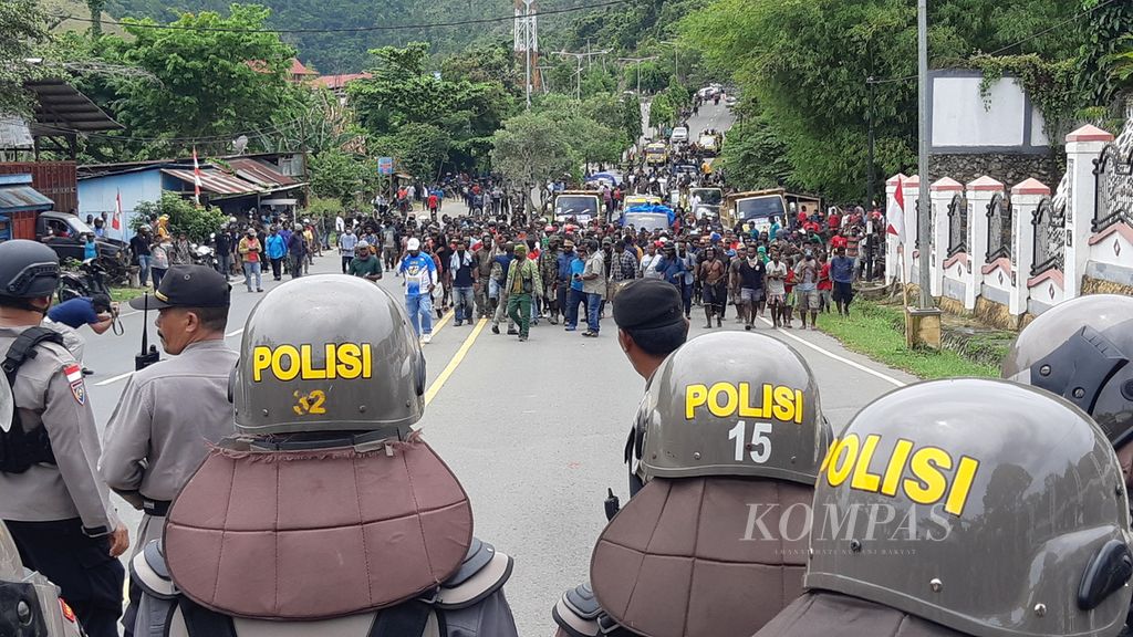 Massa pendukung Gubernur Papua Lukas Enembe menggelar unjuk rasa di ruas jalan perbatasan Kota Jayapura dan Sentani pada Selasa (20/9/2022).