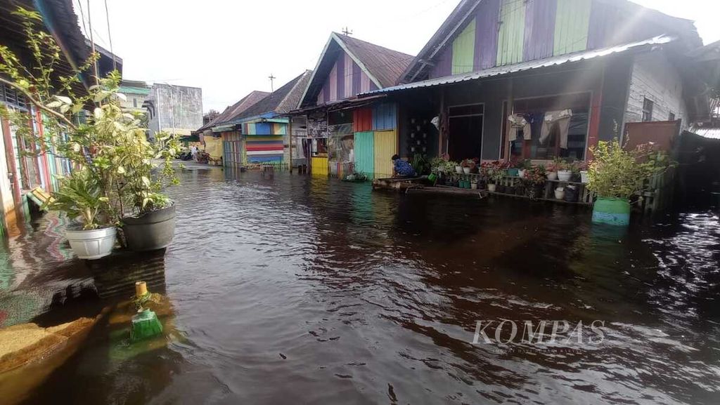 Suasana Kampung Sega yang masih terendam banjir pada Kamis (3/11/2022). Kampung Sega merupakan kawasan wisata yang disebut sebagai <i>water front city</i> di Kabupaten Kotawaringin Barat, Kalteng.