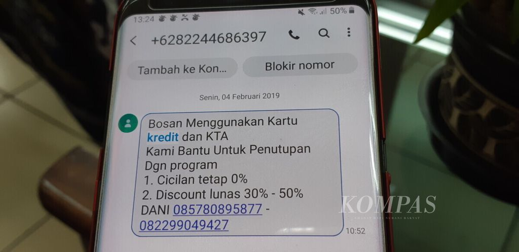 Korban penjualan data pribadi, Rabu (13/3/2019), di Jakarta, menunjukkan pesan singkat yang diterimanya lewat Whatsapp. Umumnya, ia menerima penawaran kartu kredit dari berbagai bank.