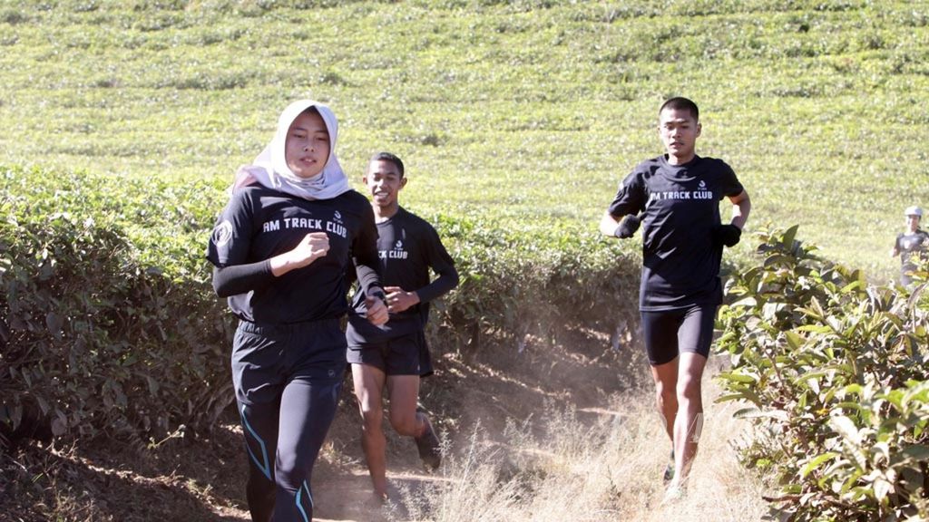 Pelari muda berlatih di Lapangan Tanara, Perkebunan Teh Malabar, Kecamatan Pangalengan, Kabupaten Bandung, Jabar, Agustus 2019. 