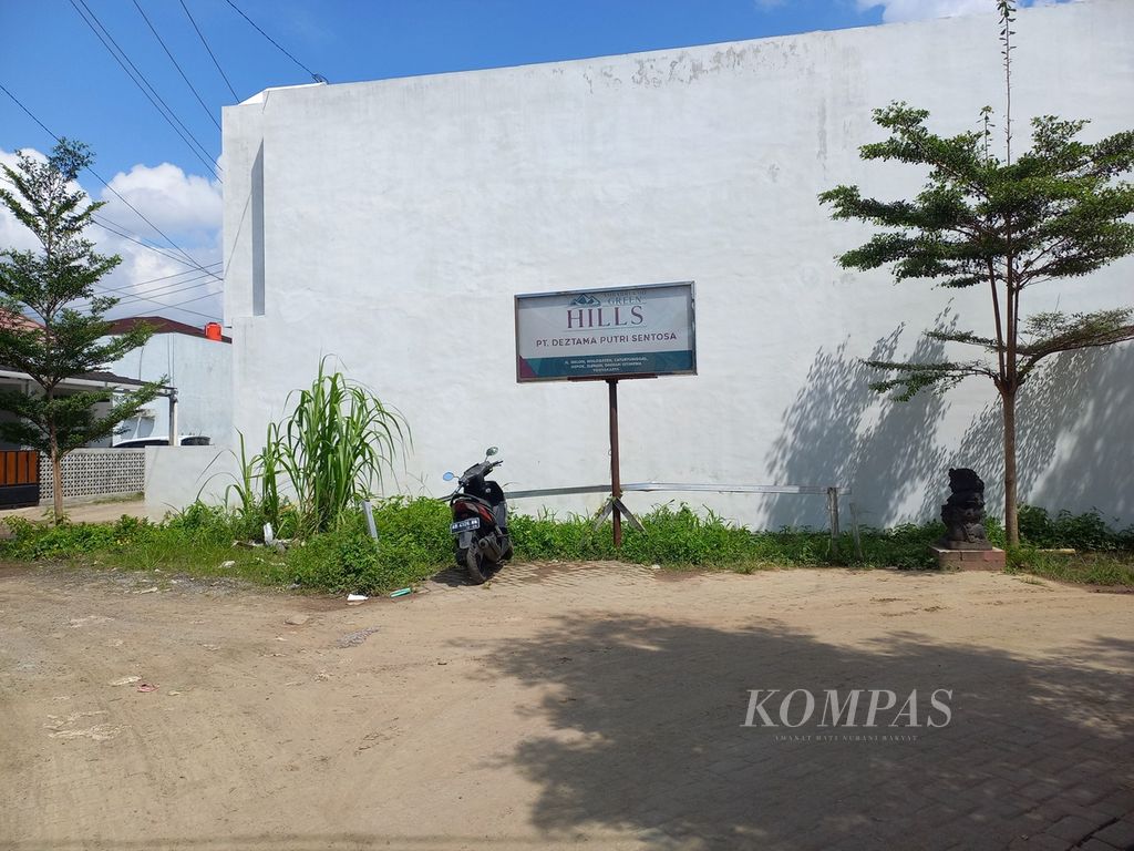 Papan nama proyek Ambarrukmo Green Hills tampak di lokasi proyek tersebut di wilayah Nologaten, Desa Caturtunggal, Kecamatan Depok, Kabupaten Sleman, Daerah Istimewa Yogyakarta, Rabu (14/9/2022). 