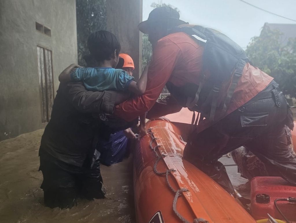 Petugas mengevakuasi warga terdampak banjir di Kabupaten Luwu, Sulawesi Selatan, Jumat (3/5/2024). Sepanjang Jumat, sejumlah wilayah di Sulsel diterjang banjir dan longsor.