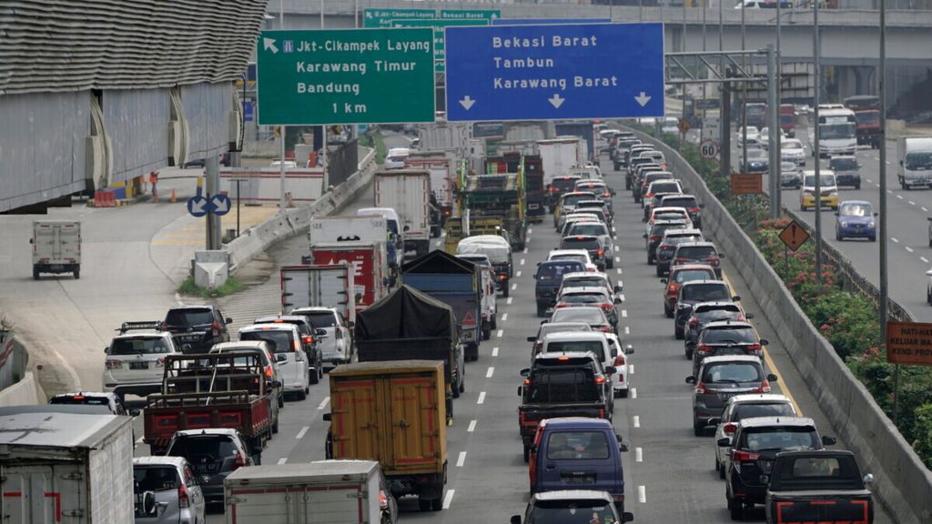 Kepadatan lalu lintas di jalan Tol Cikampek Km 9 yang akan memasuki jalan layang Tol Jakarta-Cikampek di Kota Bekasi, Rabu (28/10/2020) pukul 10.00 WIB. 