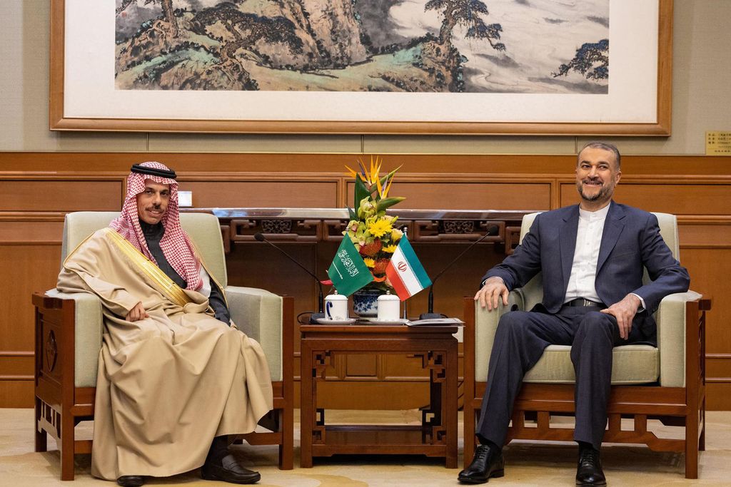 Menteri Luar Negeri Arab Saudi Pangeran Faisal bin Farhan (kiri) dan Menlu Iran Hossein Amir-Abdollahian bertemu di Beijing, China, 6 April 2023. 