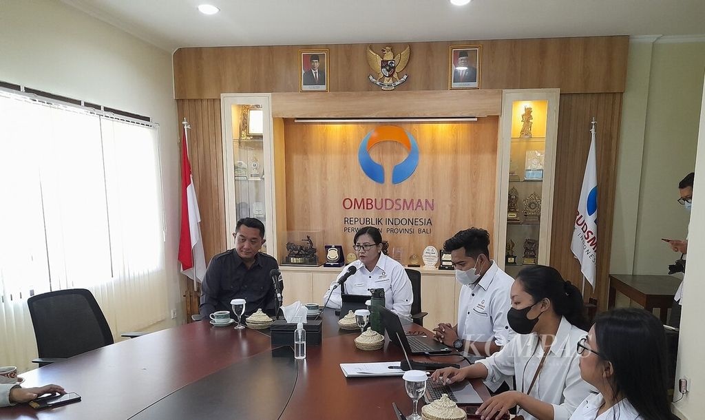 Perwakilan Ombudsman Republik Indonesia Provinsi Bali menggelar diskusi tentang pengawasan terhadap netralitas ASN pada Pemilu 2024 dengan menghadirkan Ketua Badan Pengawas Pemilu (Bawaslu) Provinsi Bali I Putu Agus Tirta Suguna, di Kantor Perwakilan Ombudsman RI Provinsi Bali di Kota Denpasar, Bali, Senin (11/12/2023). 