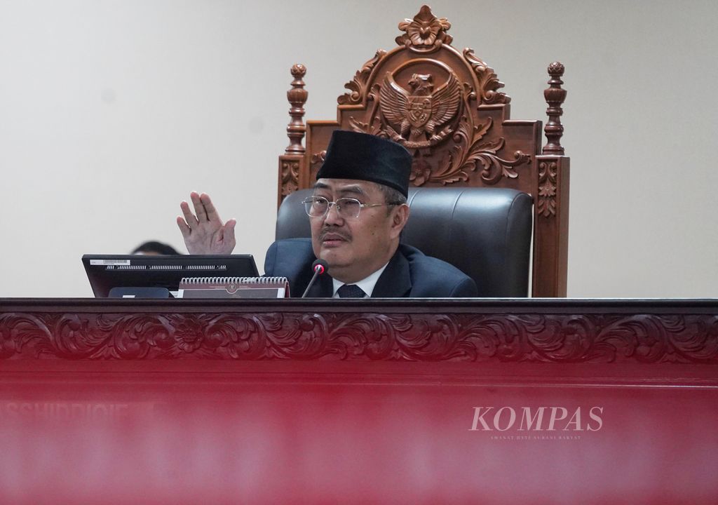 Ketua Majelis Kehormatan Mahkamah Konstitusi (MKMK) Jimly Asshiddiqie memimpin sidang etik Majelis Kehormatan di Ruang Sidang MKMK, Gedung 2 Mahkamah Konstitusi, Jakarta, Selasa (31/10/2023). 