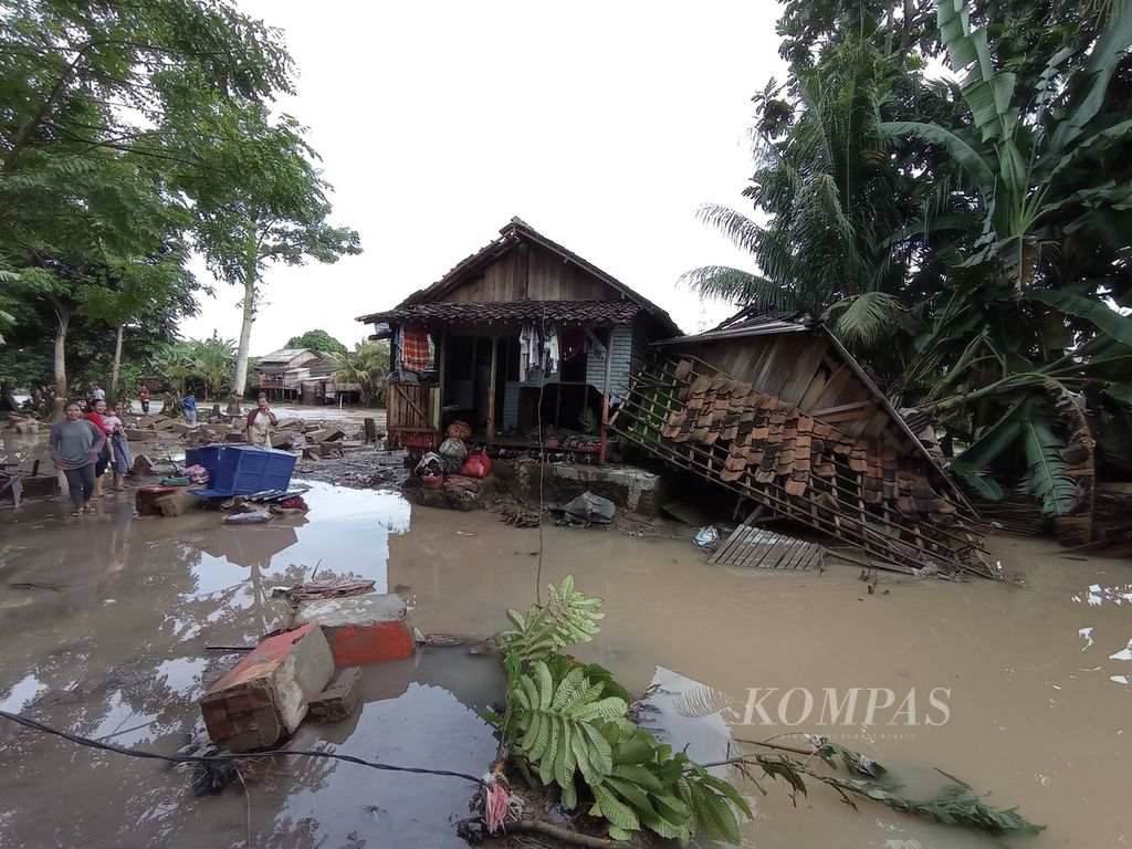 Kerusakan akibat luapan Sungai Cibanten di Kota Serang, Banten, Rabu (2/3/2022).