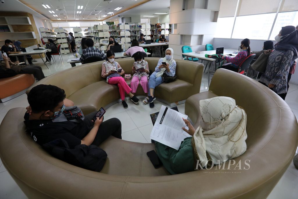 Sofa bundar di ruang baca Pusat Jasa Perpustakaan dan Informasi Perpustakaan Nasional RI, Jakarta, Kamis (27/4/2023).  