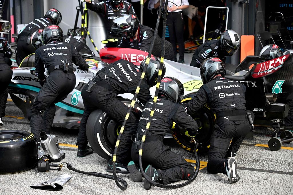 Teknisi tim Mercedes mempersiapkan mobil pebalap Lewis Hamilton di pit stop saat balapan Grand Prix Formula 1 seri Belanda di Sirkuit Zandvoort, Belanda, Minggu (4/9/2022). Hamilton gagal meraih podium di seri Belanda. 