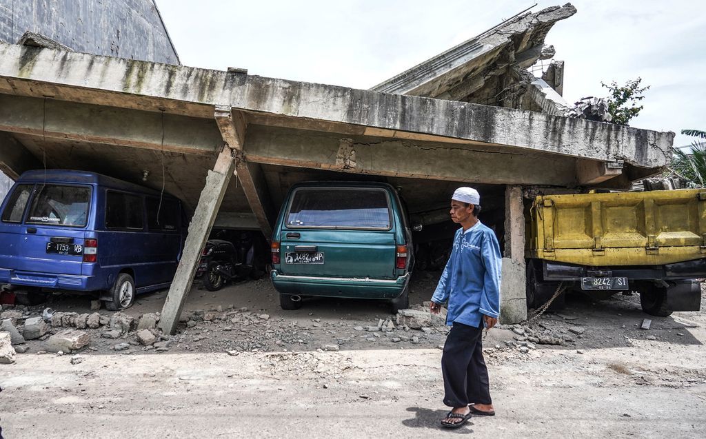 Kendaraan yang tertimpa beton di Cugenang, Kabupaten Cianjur, Jawa Barat, akibat gempa, Selasa (22/11/2022). Kondisi kerusakan akibat gempa yang melanda Cianjur pada Senin (22/11/2022) terlihat pada sejumlah wilayah desa yang terdampak. 