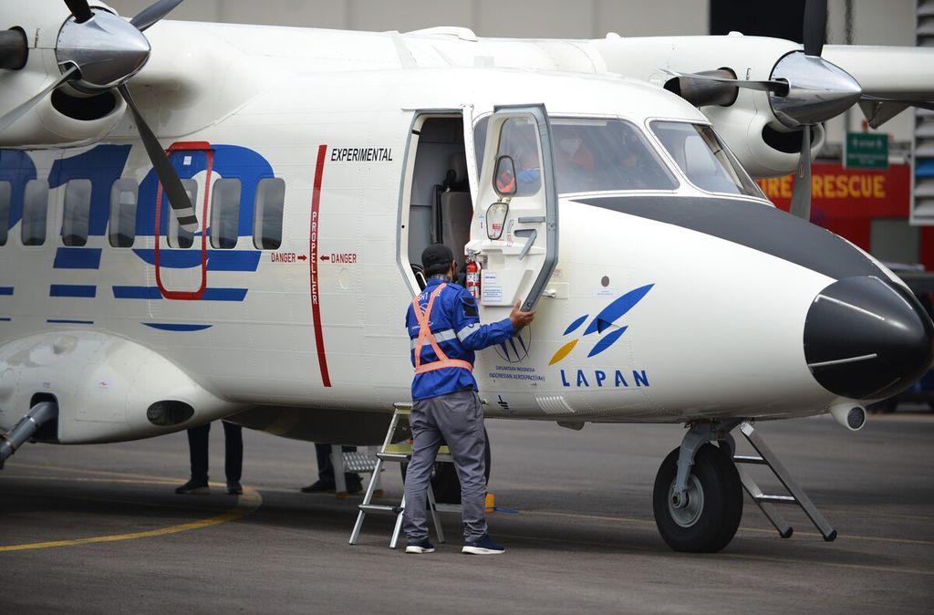 Purwarupa pesawat terbang N219 Nurtanio saat menjalani uji terbang di Bandara Internasional Husein Sastranegara, Kota Bandung, Jawa Barat, Jumat (12/11/2020). Pesawat dengan kapasitas 19 penumpang mendekati tahap akhir pengujian untuk mendapatkan sertifikat tipe dari Direktorat Kelaikudaraan dan Pengoperasian Pesawat Udara Kementerian Perhubungan.