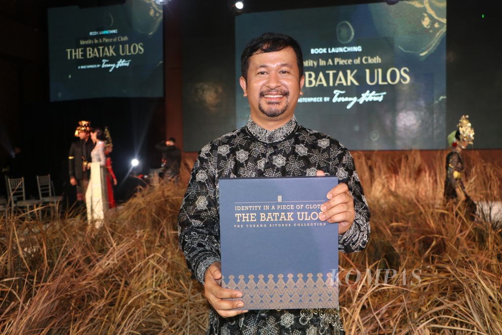 Torang Sitorus (44) meluncurkan buku berjudul <i>Identity In a Piece of Cloth, The Batak Ulos</i> di Medan, Sumatera Utara, Senin (21/3/2022). Buku itu merangkum makna, filosofi, dan fotografi koleksi ulos terbaik Torang.
