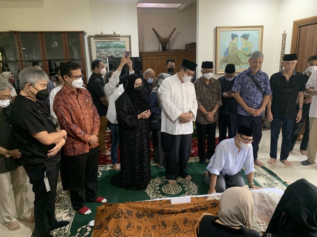 Menteri Kesehatan Budi Gunadi Sadikin (batik coklat) saat melayat di rumah duka mantan Menkes Achmad Sujudi di perumahan Giri Loka BSD, Tangerang Selatan, Banten, Selasa (2/5/2023).