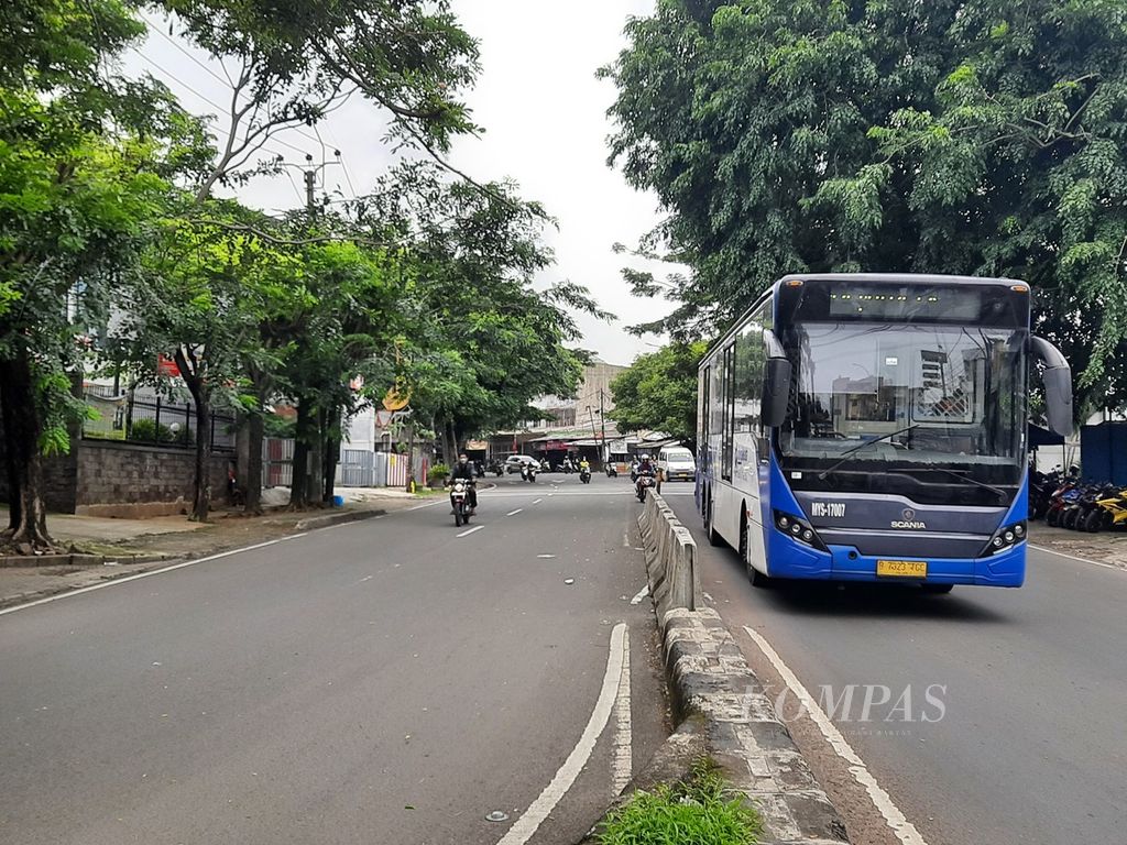 Bus Transjakarta yang beroperasi menuju Halte Puri Beta 2, Ciledug, Tangerang, Banten, Selasa (14/3/2023).