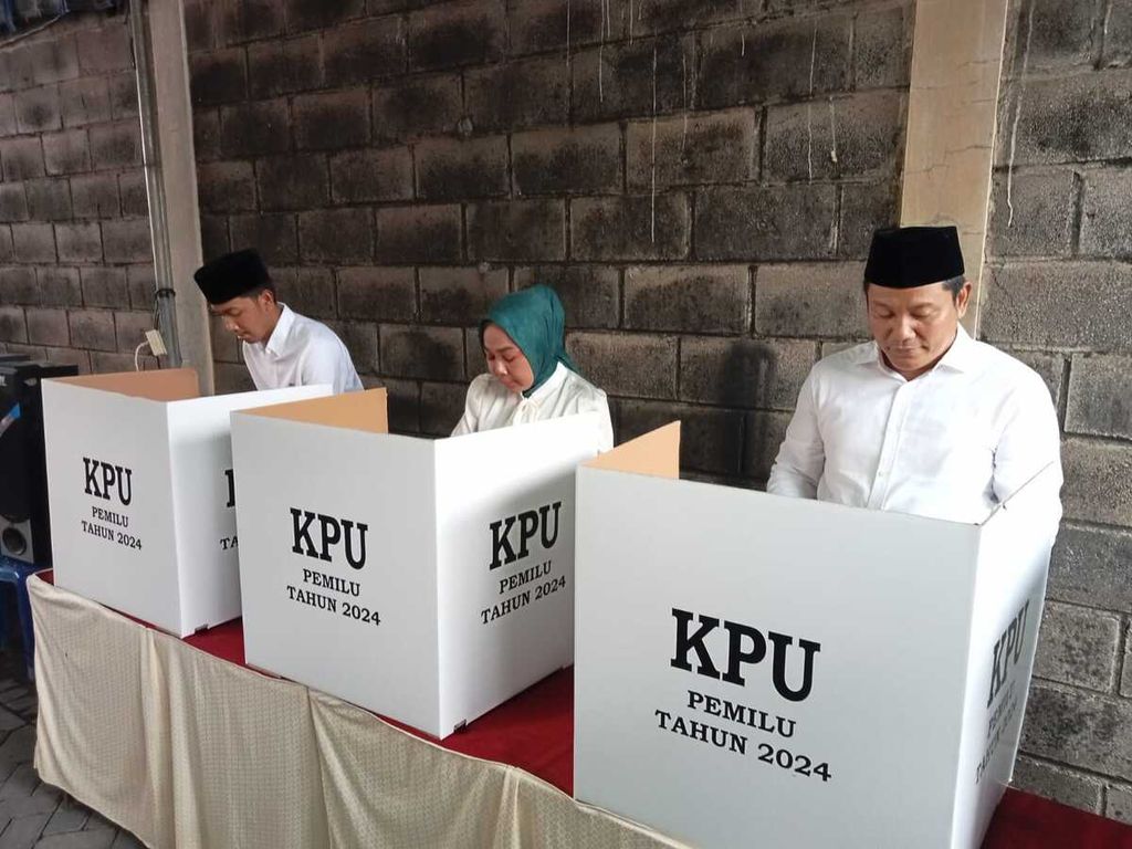 Wakil Bupati Sidoarjo Subandi saat menggunakan hak pilihnya di TPS 04 Desa Pabean, Kecamatan Sedati, Rabu (14/2/2024) 