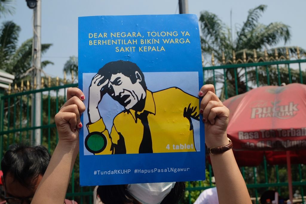 Masyarakat sipil yang tergabung dalam Aliansi Masyarakat Sipil untuk Demokrasi berunjuk rasa, Senin (16/9/2019), di depan gerbang DPR, Senayan, Jakarta. Mereka menolak pengedahan RKUHP.