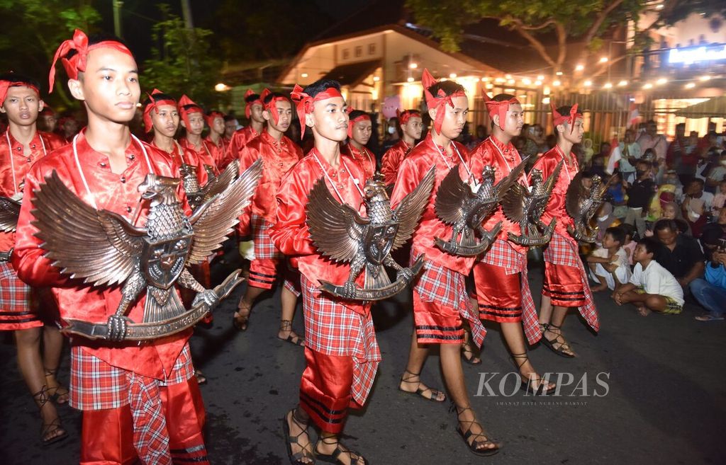 Lambang negara burung garuda dibawa saat Pawai Lentera yang merupakan rangkaian acara Grebeg Pancasila untuk memperingati Hari Lahir Pancasila, Kota Blitar, Jawa Timur, Selasa (31/5/2022). Pawai dimulai dari Istana Gebang menuju Kantor Wali Kota Blitar sejauh 1,5 km. 