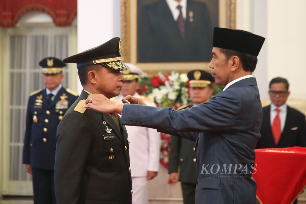Presiden Joko Widodo (kanan) menyematkan tanda kenaikan pangkat kepada Jenderal TNI Agus Subiyanto seusai dilantik menjadi Kepala Staf Angkatan Darat (KSAD) di Istana Negara, Jakarta, Rabu (25/10/2023).