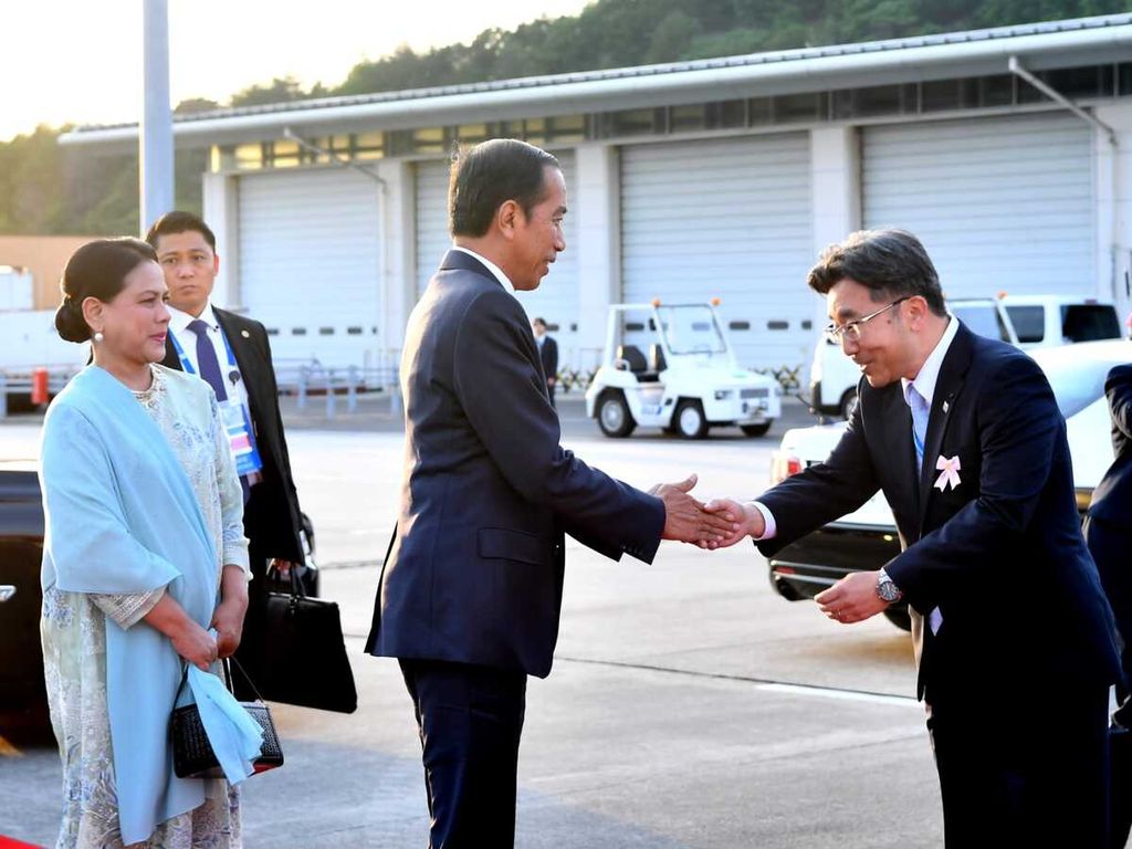 Pesiden Joko Widodo beserta Ibu Negara Nyonya Iriana saat hendak kembali ke Tanah Air di Bandara Internasional Hiroshima, Jepang, Minggu (21/5/2023). 