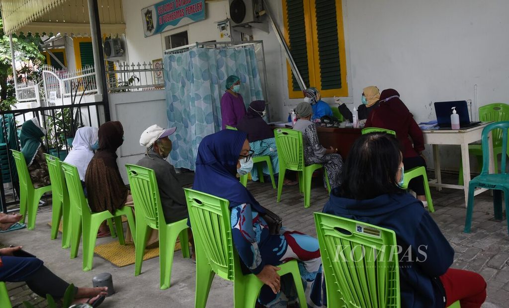 Lansia mengantre untuk menjalani pemeriksaan kesehatan sebelum divaksin Covid-19 di Puskesmas Peneleh, Kota Surabaya, Jawa Timur, Selasa (23/2/2021). Sasaran vaksin pada lansia di puskesmas tersebut sebanyak 325 orang. Pada vaksin gelombang kedua ini, Pemkot Surabaya mendapat jatah 12.480 vial vaksin yang datang secara bertahap. 