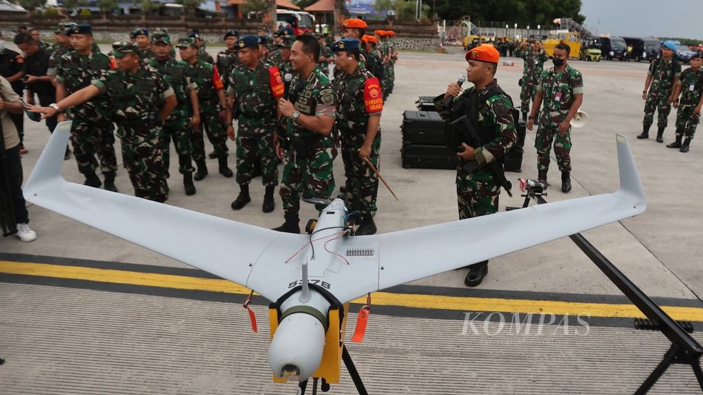 TNI chief Gen. Andika Perkasa (center) inspects some units of drone while supervising the military's preparedness to secure the G20 Summit at I Gusti Ngurah Rai Air Force base in Bali on Monday (11/7/2022). 