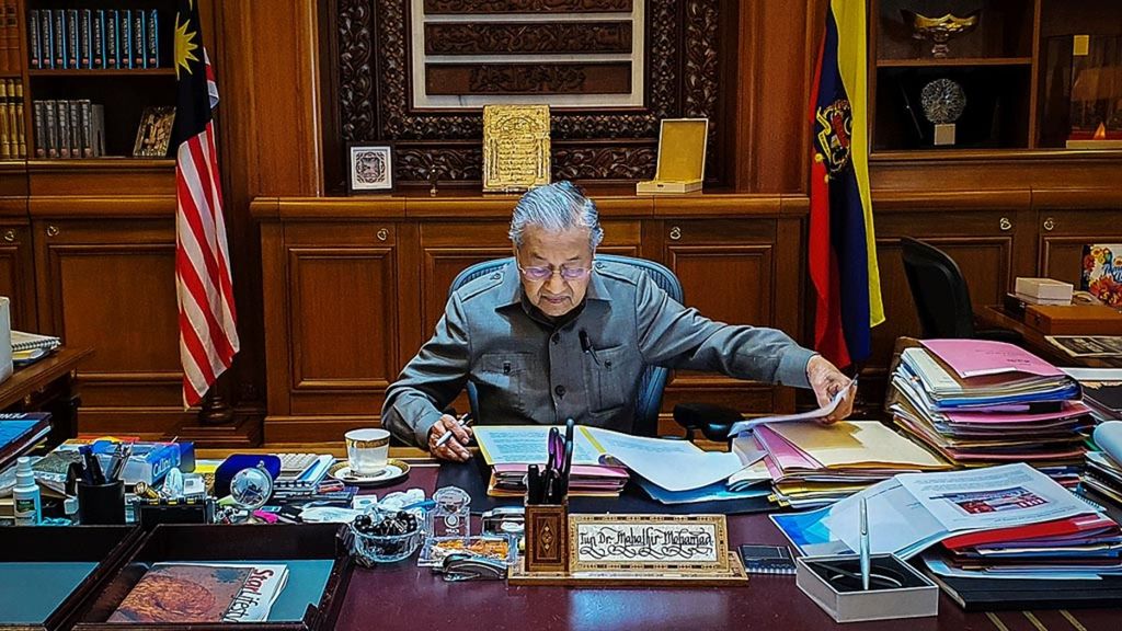 Foto yang dirilis Kantor PM Malaysia, Selasa (25/2/2020), memperlihatkan PM sementara Mahathir Mohamad tengah bekerja di kantornya di Putrajaya. Mahathir ditunjuk menjadi PM sementara Malaysia setelah pengunduran dirinya.