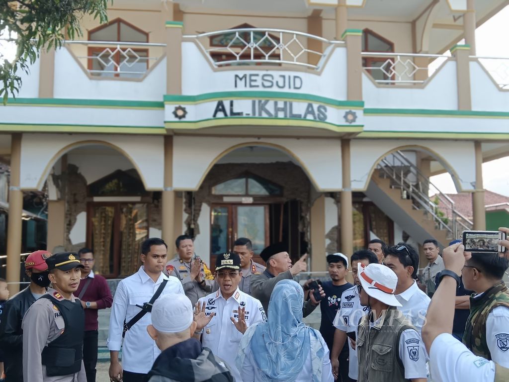 Bupati Bandung Dadang Supriatna meninjau salah satu masjid di Desa Cikembang, Kecamatan Kertasari, Kabupaten Bandung, Jawa Barat, yang rusak berat akibat gempa berkekuatan magnitudo 5,0 pada Rabu (18/9/2024) pukul 09.41 WIB.