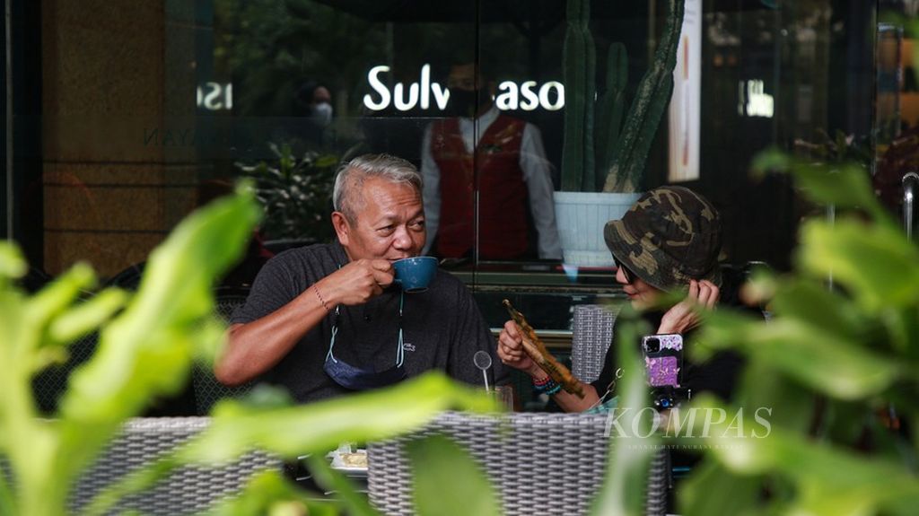 Pasangan suami istri Noorca M Massardi (68) dan Rayni N. Massardi (65) menghabiskan sore berdua di sebuah<i> coffee shop </i>di Plaza Senayan, Jakarta, Selasa (13/9/2022). Mereka adalah pasangan yang memilih menghabiskan masa senja berdua seperti <i>traveling</i> dan menulis buku.