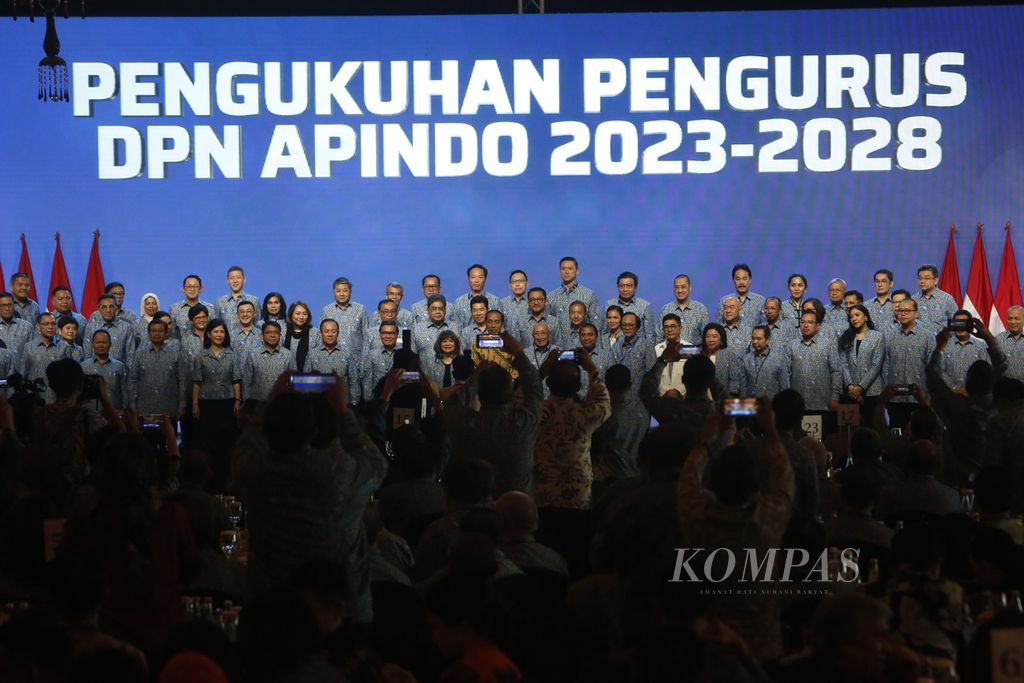 Pengurus DPN Asosiasi Pengusaha Indonesia (Apindo) 2023-2028 yang baru dikukuhkan berfoto bersama dengan Presiden Joko Widodo di  Jakarta, Senin (31/7/2023). Shinta Kamdani ditetapkan sebagai Ketua Umum DPN Apindo periode 2023-2028.