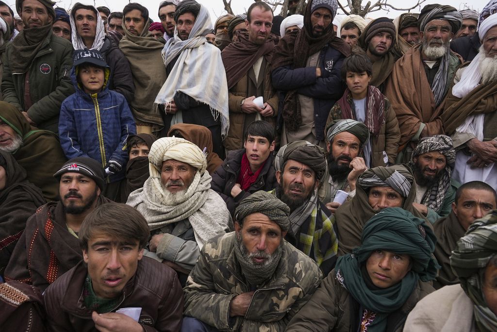 Ratusan pria warga Afghanistan berkumpul untuk mendaftar sebagai penerima bantuan kemanusiaan di Qala-e-Naw, Afghanistan, 14 Desember 2021.