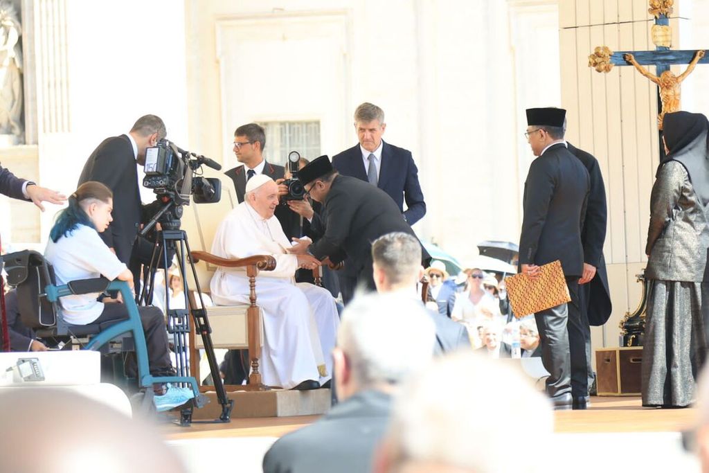 Menteri Agama Yaqut Cholil Qoumas saat bertemu dengan pemimpin umat Katolik sedunia Paus Fransiskus di Vatikan, Rabu (8/6/2022). Pertemuan ini sekaligus menyampaikan undangan langsung ke Paus untuk mengunjungi Indonesia.