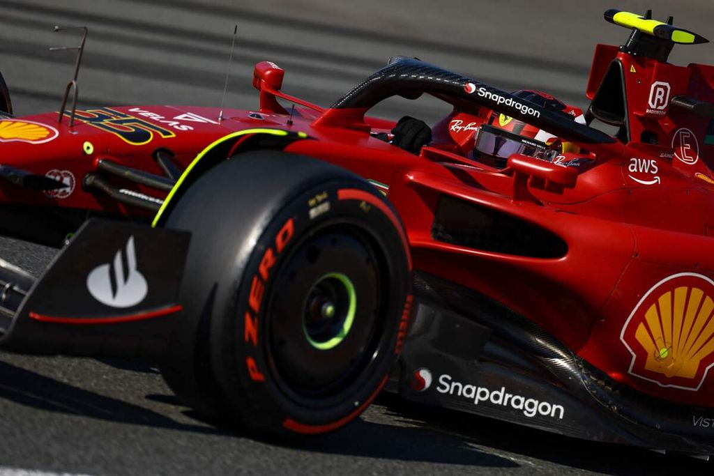 Pebalap Ferrari, Carlos Sainz Jr, mengikuti sesi kualifikasi Formula 1 seri Belanda di Sirkuit Zandvoort, Sabtu (3/9/2022). Ia meraih waktu tercepat ketiga.