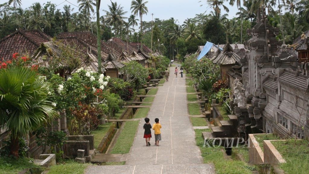Desa Adat Penglipuran, Kecamatan Bangli, Kabupaten Bangli, merupakan salah satu obyek wisata alam pedesaan andalan Pulau Dewata. Pemandangan desa memesona ini diambil pada akhir Februari 2011.